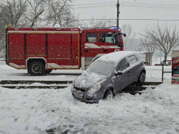 Autók csúszkáltak