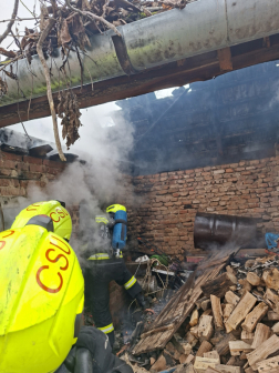 tűzoltók a kiégett épületben