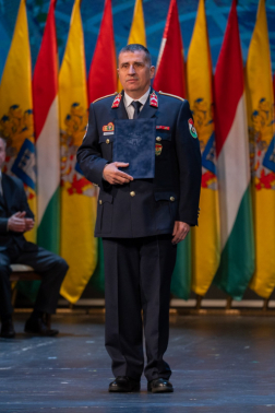 Kitüntetés átadása