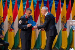 Kitüntetés átadása