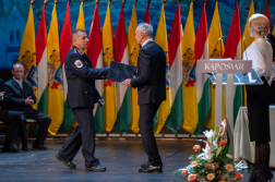 Kitüntetés átadása