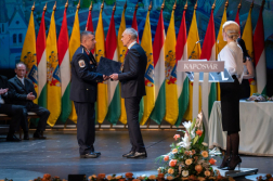 Kitüntetés átadása