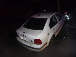 Kettétörte az oszlopot az autó