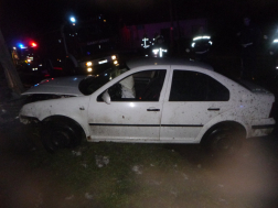 Kettétörte az oszlopot az autó