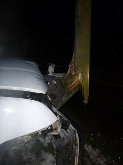 Kettétörte az oszlopot az autó