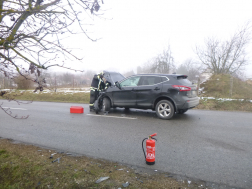 Árokba borult egy betonszállító