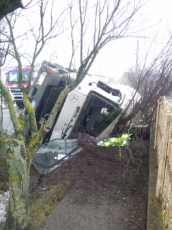 Árokba borult egy betonszállító