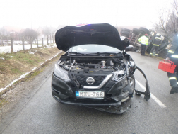 Árokba borult egy betonszállító