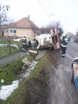 Árokba borult egy betonszállító