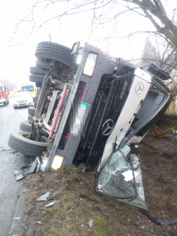 Árokba borult egy betonszállító