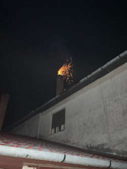 sikrákat szór a kémény