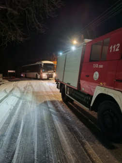 Elakadt buszt mentettek
