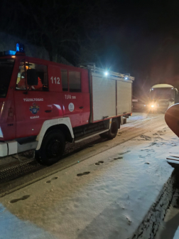 Elakadt buszt mentettek