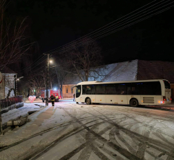 Elakadt buszt mentettek