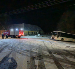 Elakadt buszt mentettek