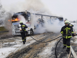 Több órán át oltották 