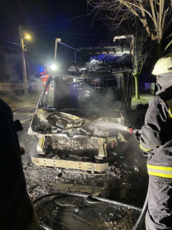 Két kisteherautó gyulladt meg