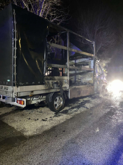 Két kisteherautó gyulladt meg