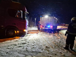 Nem tudott továbbhaladni a kamion