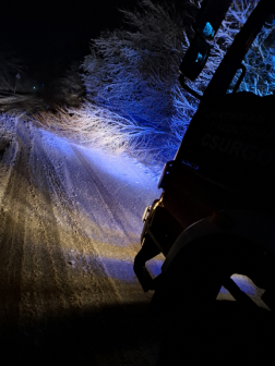 Fák dőltek ki és járművek akadtak el