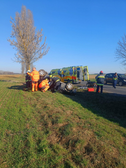 Tetejére borult a gépkocsi
