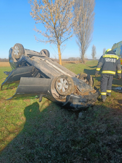Tetejére borult a gépkocsi