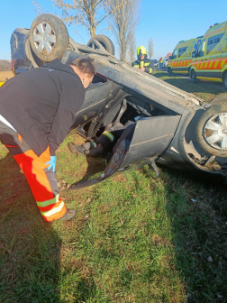 Tetejére borult a gépkocsi