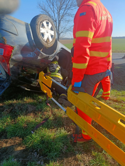 Tetejére borult a gépkocsi