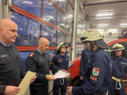 szolgálati jelet kaptak többen