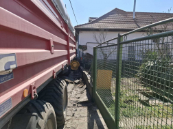 falnak ütközött a traktor