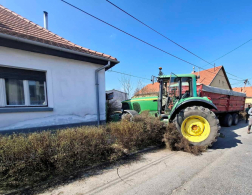 ház falának ütközött