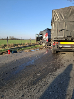 A kamion keresztbefordult az úton