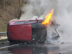Felborult és kigyulladt egy autó
