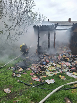 Papírt és tűzifát tároltak