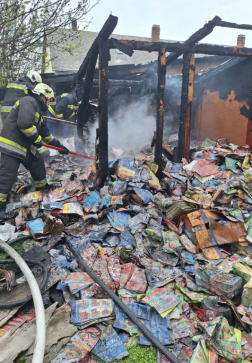 A tűzoltók átforgatták a szemetet