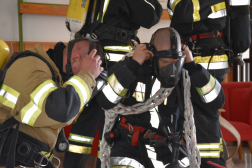 Teljes védőfelszerelés viselésével