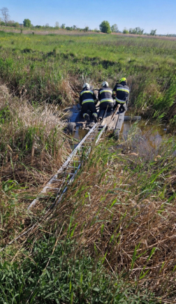 Elmerült egy autó a csatornában