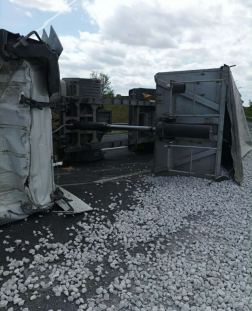 Felborult kamion az M7-esen