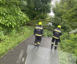 Teljes szélességében lezárta az utat