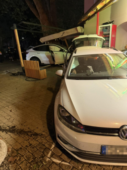 Egy autónak is nekiütközött