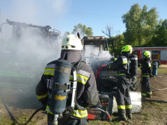 nagy füsttel ég a traktor és a kombájn