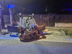 Villanyoszlopnak hajtott egy autó