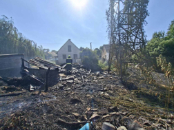 A tűzoltók átforgatták a szemetet