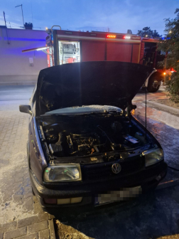 Kigyulladt az autó motortere