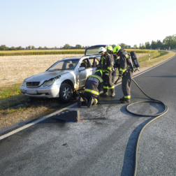 Kigyulladt az autó motortere