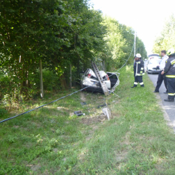 Kitörte a villanyoszlopot
