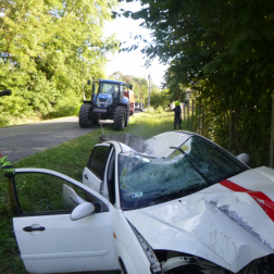Traktor vontatta ki az árokból
