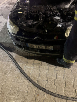 Kigyulladt autó az autópályán