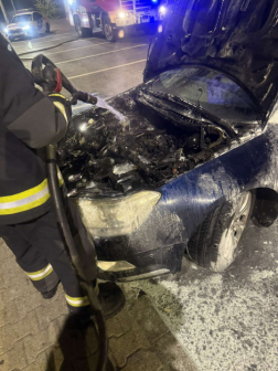 Kigyulladt autó az autópályán