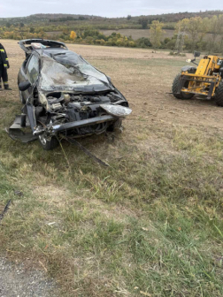 szántóföldön a roncs fejtetőn